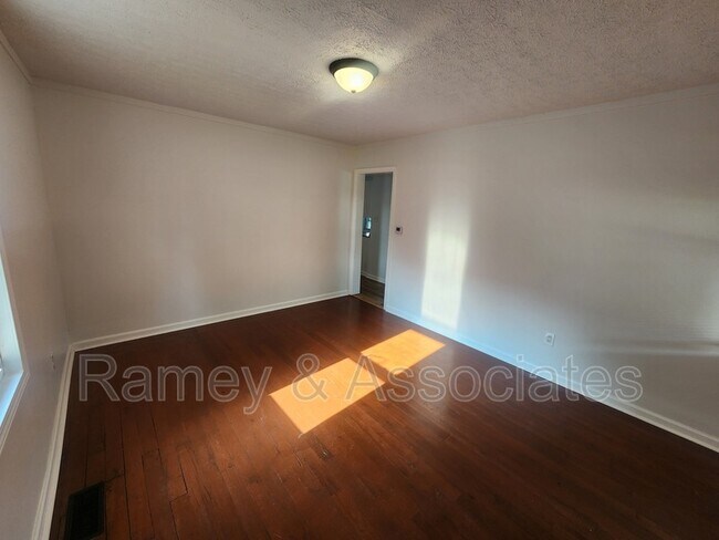 Building Photo - 2112 Ratcliffe Ave