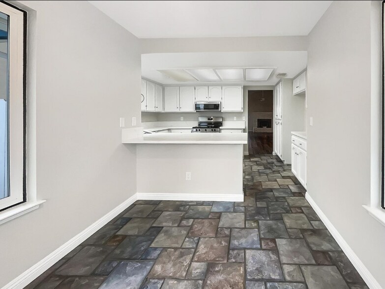 Building Photo - 1172 Willow Creek Dr