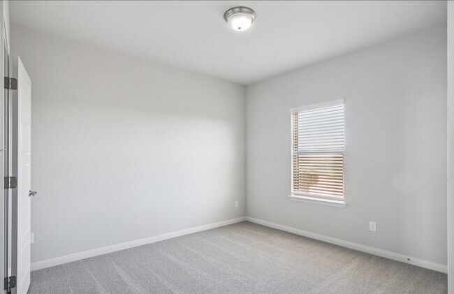 Building Photo - "Charming 3-Bedroom Duplex in San Antonio with Granite Elegance!"