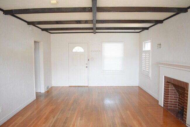 Building Photo - 2 Story Cute House Close to Campus! Lease Now for the 2026-2027 School Year! Available September ...