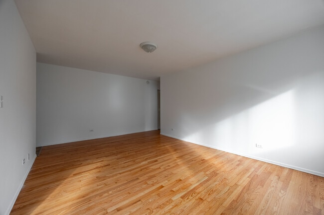 Building Photo - 6250 N Kenmore Ave