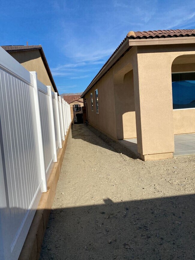 Building Photo - Beautiful Home with Solar