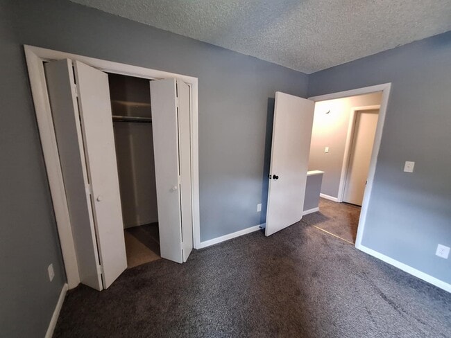 Building Photo - 323 Emerald Dr