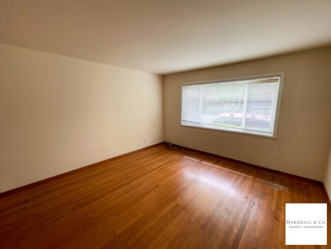 Building Photo - NEW LISTING! Walk 1 Block To Downtown! Sec. Deposit lowered! LG. 1 BR/1BA, Hdwd Flrs,Big Walk-In Clo