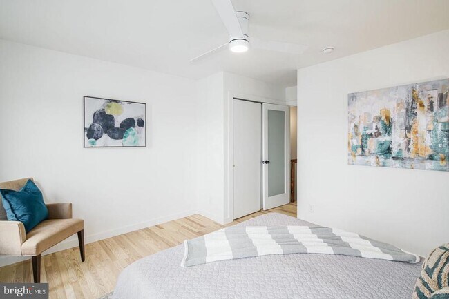 Building Photo - 320 Iona Ave