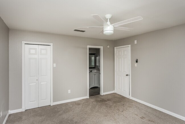Building Photo - 2114 High Bluff Dr