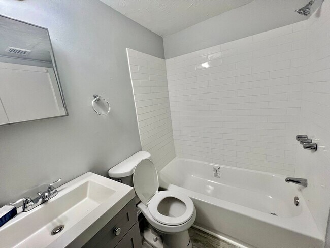 Building Photo - Newly Remodeled 3/2