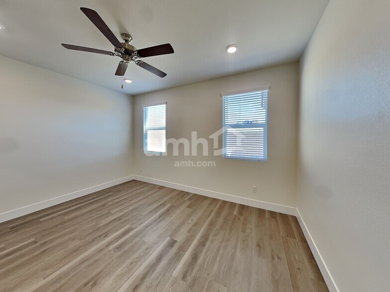 Building Photo - 810 English Primrose St