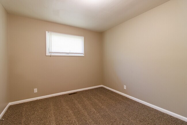 Building Photo - 432 Woodview Dr