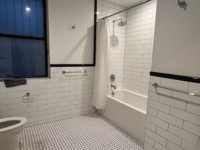 Building Photo - "Charming 2-Bedroom Apartment on Jefferson Ave – Your Ideal Brooklyn Retreat!"