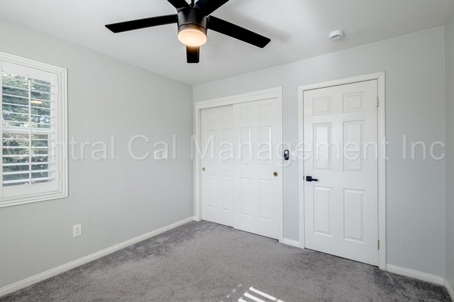Building Photo - 4 Bedroom/3 Bath Home with Solar, Pool and...