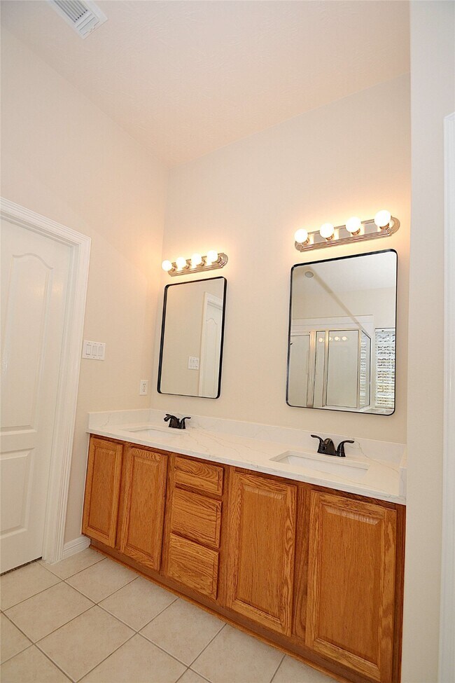 Building Photo - 19222 Aquatic Dr