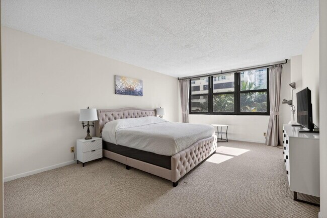 Building Photo - 3400 N Ocean Dr