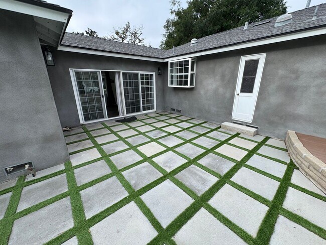 Building Photo - Beautiful 3 bedroom 2 bath Pool Home...  this one is a SHOW STOPPER