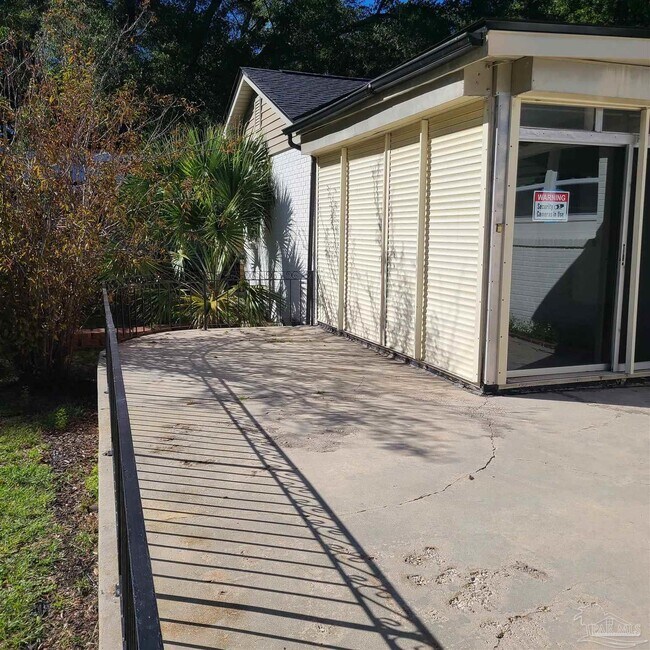 Building Photo - 1301 W Lee St