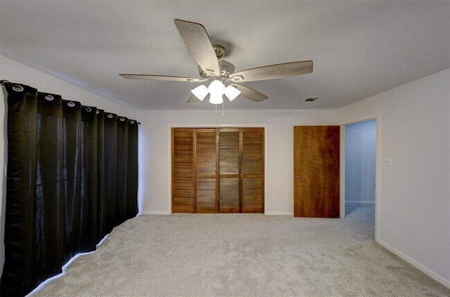 Building Photo - 2452 Country Club Dr