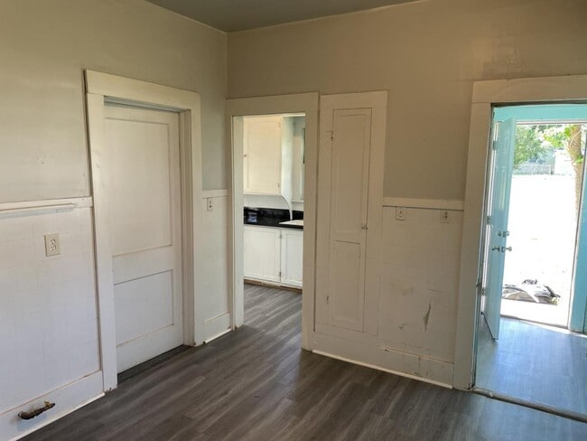 Building Photo - 610 Noble St