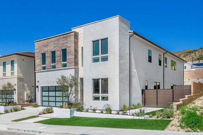 Building Photo - Fantastic 5 bed 4.5 bath with Pool in Porter Ranch !