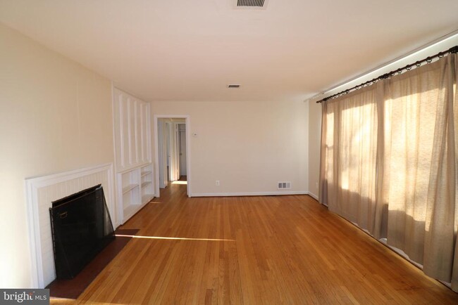 Building Photo - 4325 Maple Ave