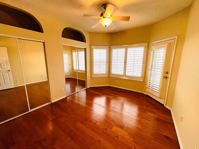 Building Photo - Stunning 4 bedroom, 3 bath home in West El...