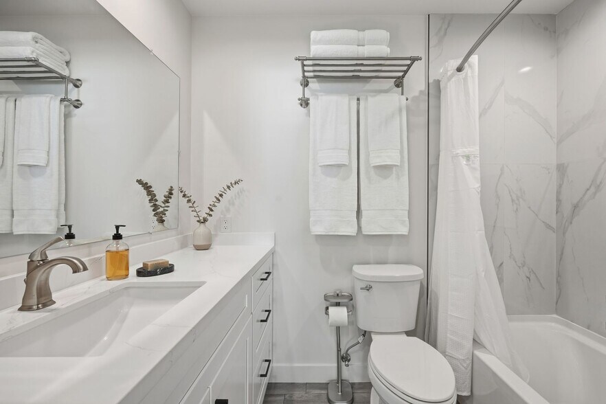 Building Photo - 5409 Radford Ave