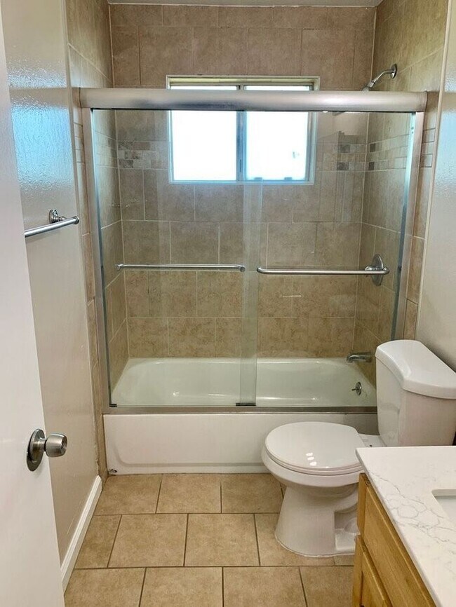 Building Photo - 2 Bedroom 1 Bathroom Condo in Antioch - AVAILABLE NOW !!