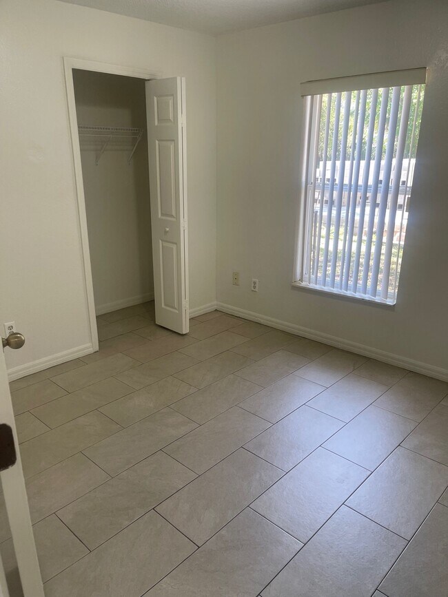 Building Photo - 4 Bedroom 2 Bath