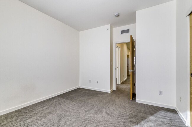 Building Photo - Bright Contemporary 3 Bedroom 2 Bath - August 1st!