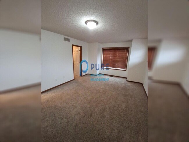 Building Photo - Woodbury 3 BR /2 BA Pet friendly Townhouse...