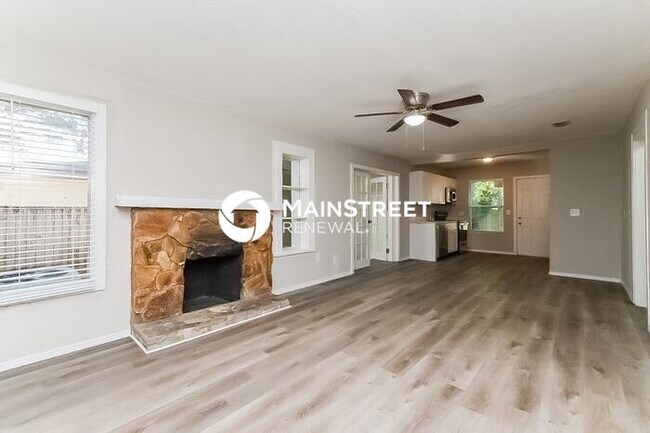 Building Photo - 3 Bedroom Pet-Friendly Home in ST PETERSBU...