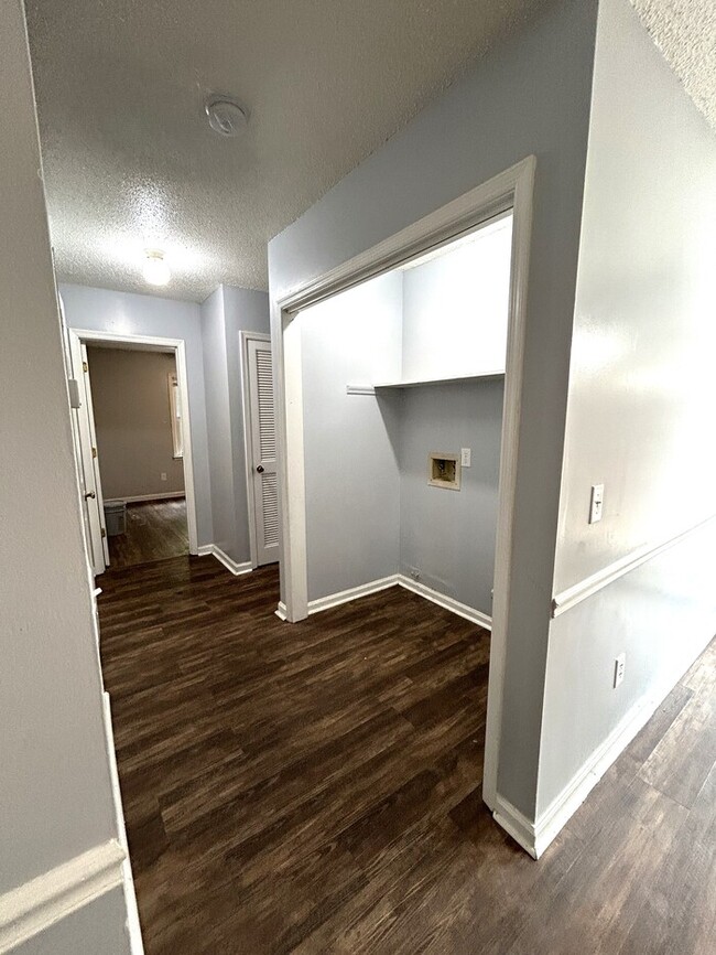 Building Photo - Two Bedroom Two Bath Ground Level Apartmen...