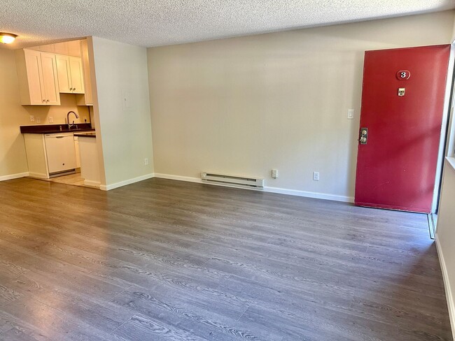 Building Photo - Chic and Updated Studio in Prime Location