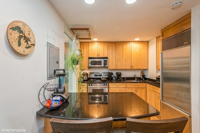 Building Photo - 2103 N Larrabee St