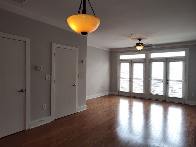 Building Photo - Modern Condo located  in South Main Square! 50% discount on first full months rent for qualified ...