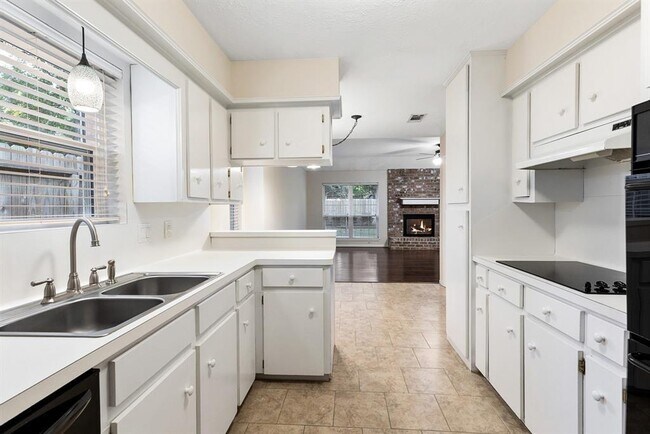 Building Photo - 15106 Forest Lodge Dr