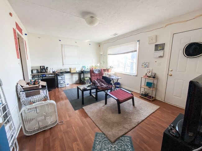 Building Photo - 3 Bedroom and 1 bathroom home