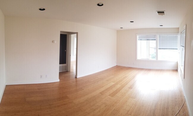 Building Photo - Stylishly Updated 2-Bedroom in Oakland