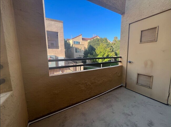 Building Photo - Gorgeous 2BR/2.5BA Condo in University City/Golden Triangle