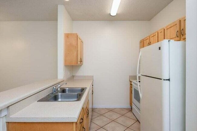 Building Photo - Move in ready Townhome in Fort Walton Beach close to Eglin AFB!