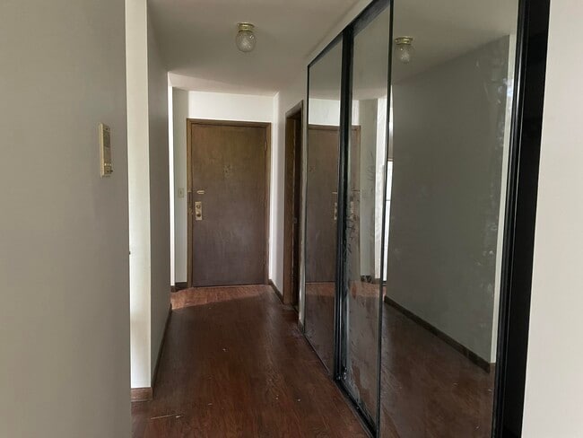 Building Photo - 1315 E Elmdale Ct