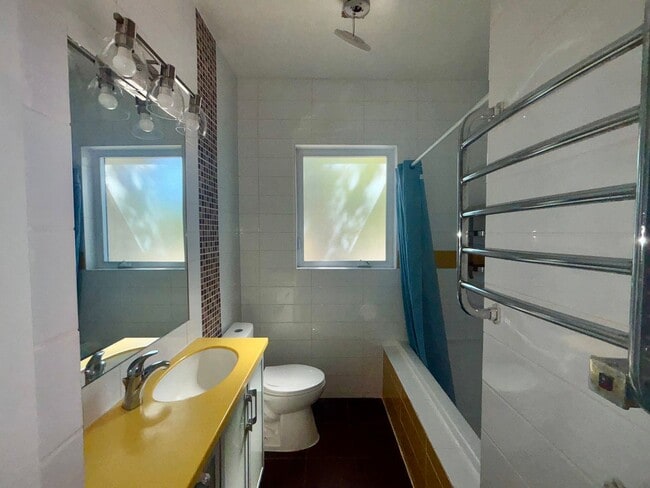 Building Photo - Hemphill Park Gem! 4 Bed/2.5 Bath - Availa...