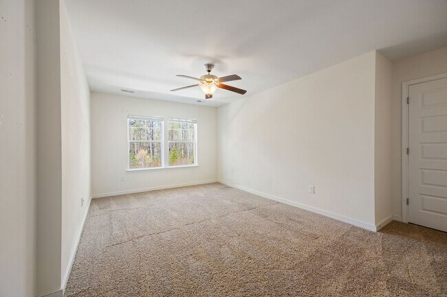 Building Photo - 3 Bedroom Corner Townhome!!! Available Early-Mid April****