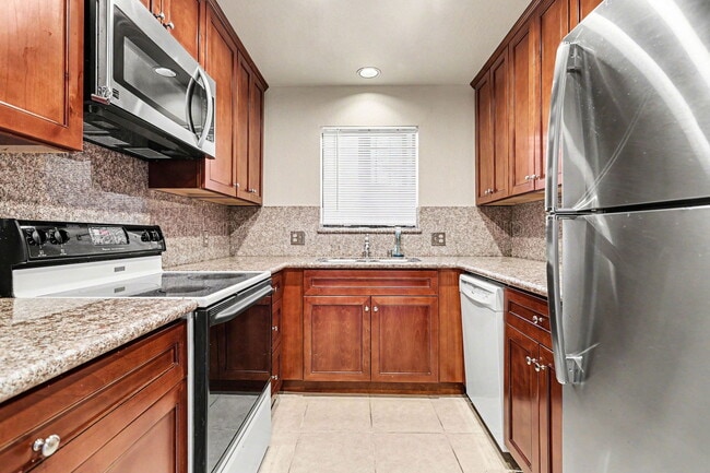 Building Photo - 815 E 28th St