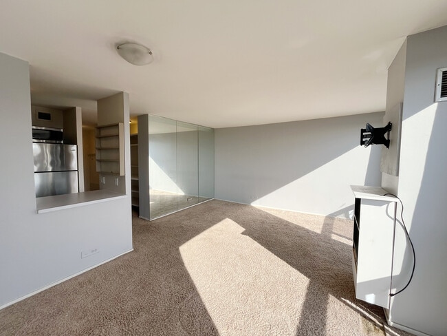 Building Photo - 4343 N Clarendon Ave