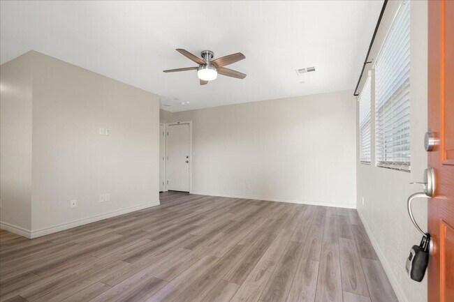 Building Photo - 4bd End-Unit Gated Townhome with Stylish Finishes