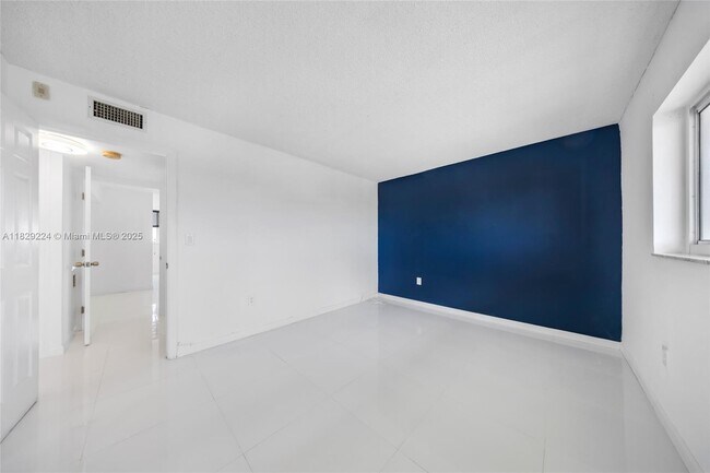 Building Photo - 1175 NE Miami Gardens Dr