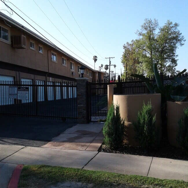 Building Photo - 1001 Pine Ave