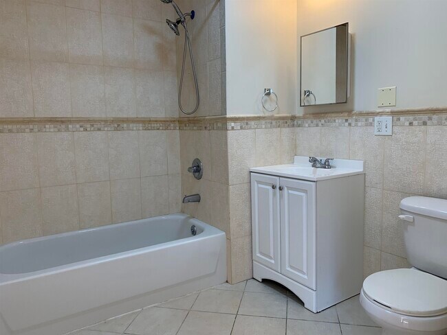 Building Photo - 528 47th St