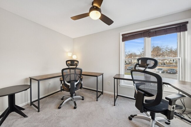 Building Photo - Welcome home to this beautifully updated end-unit townhome in the heart of Kingstowne — one of No...