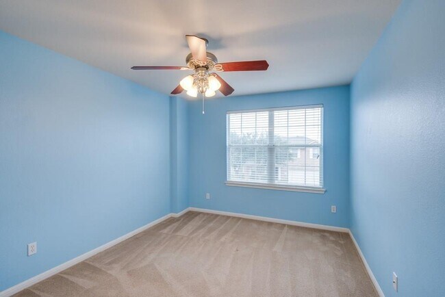 Building Photo - 14821 Fernhill Dr